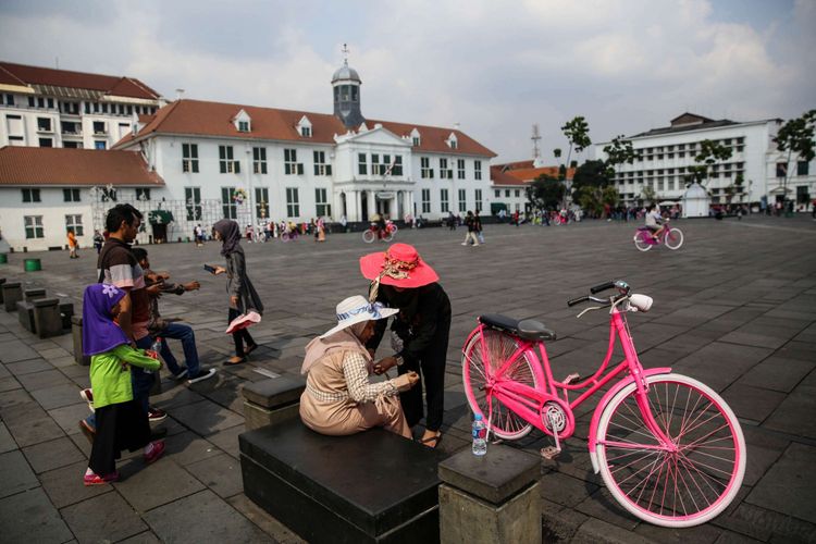 Wisatawan menikmati suasana di kompleks Museum Fatahillah saat liburan Idul Fitri 1439 H di Kota Tua, Jakarta Barat, Sabtu (16/6/2018). Museum Fatahillah adalah salah satu objek wisata di kawasan Taman Fatahillah, Kota Tua, Jakarta Barat yang menjadi tujuan terpopuler pengunjung diantara tempat wisata Kota Tua lainnya.