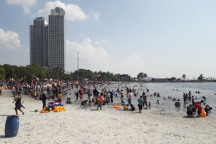 Suasana di Pantai Beach Pool, Ancol pada H+3 Lebaran atau Senin (18/6/2018).