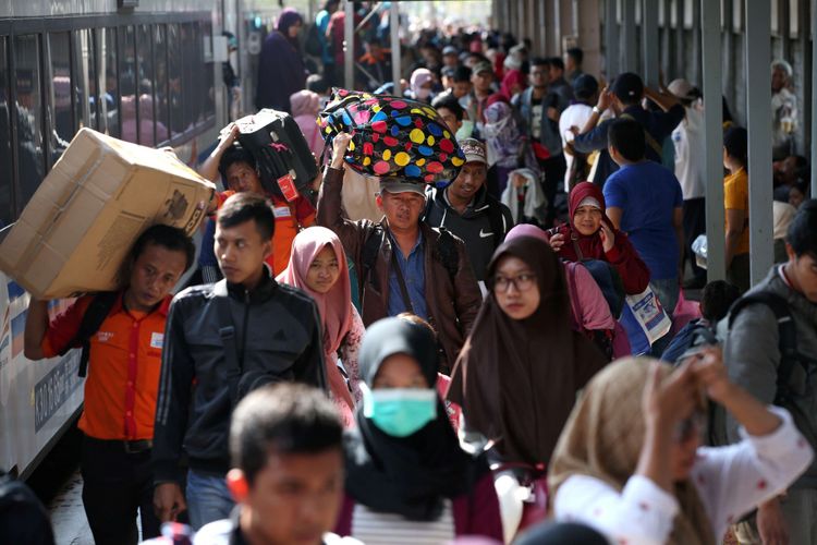 Suasana arus balik mudik Lebaran di Stasiun Pasar Senen, Jakarta Pusat, Selasa (19/6/2018). Hingga pukul 09.00 wib jumlah penumpang turun di Stasiun Senen mencapai 22.731 penumpang.