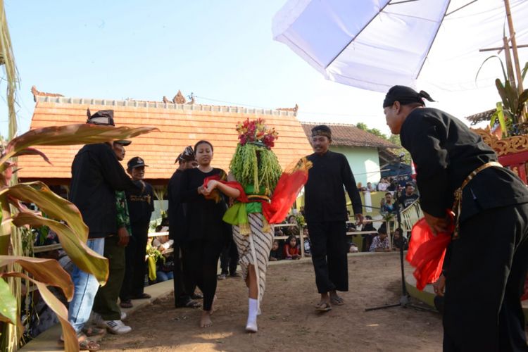 Penari ritual seblang di Banyuwangi, Jawa Timur, Senin (18/6/2018). Ritual Seblang merupakan tarian supranatural untuk bersih desa yang diperankan seorang perempuan muda yang masih perawan dan keturunan dari penari Seblang pertama.