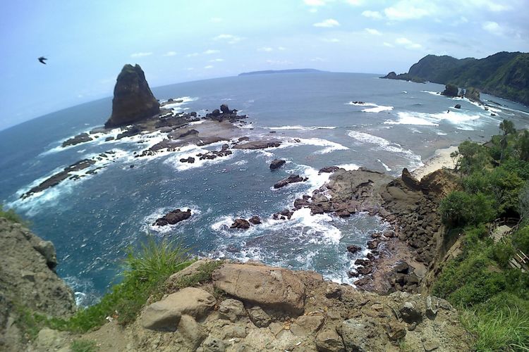 Pemandangan Pantai Tanjung Papuma dari atas bukit.