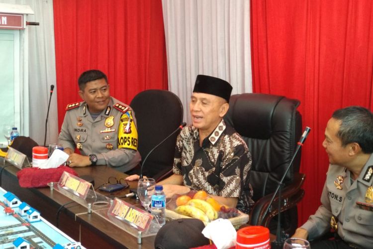 Penjabat Gubernur Jawa Barat M Iriawan saat mendengarkan laporan terkait aktivitas arus balik di Pos Pengamanan Lalu Lintas Cileunyi, Kabupaten Bandung, Rabu (20/6/2018).
