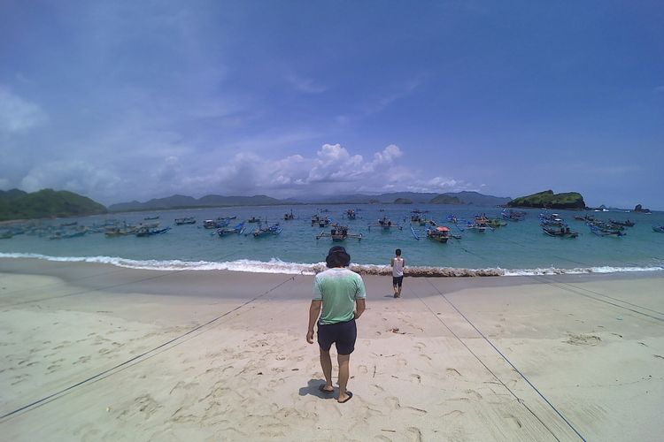 Anda bisa menyewa perahu sebagai salah satu fasilitas yang di tawarkan di Pantai Papuma. 