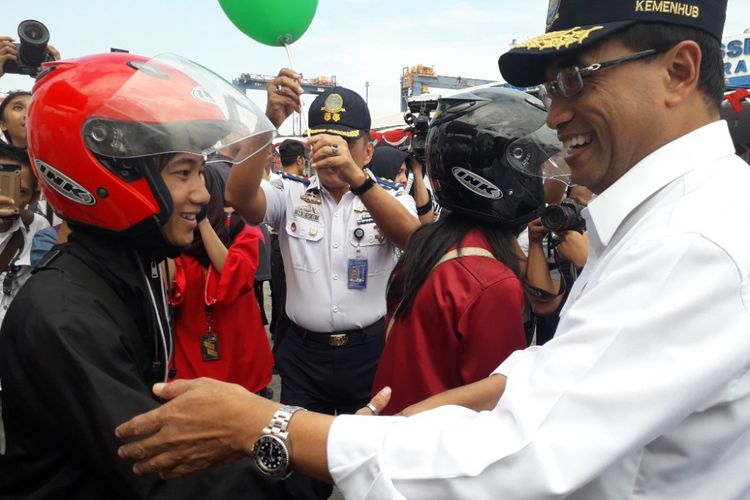 Menteri Perhubungan Budi Karya Sumadi menyambut kepulangan para pemudik di Pelabuhan Tanjung Priok, Jakarta Utara, Rabu (20/6/2018).