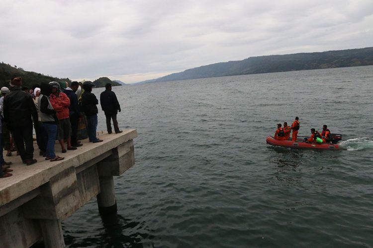 Personel Basarnas melakukan pencarian korban KM Sinar Bangun yang tenggelam di Danau Toba, Simalungun, Sumatera Utara, Selasa (19/6/2018). KM Sinar Bangun yang mengangkut ratusan penumpang tenggelam di Danau Toba pada Senin sore, dengan dilaporkan 1 penumpang tewas, belasan selamat, dan ratusan lainnya masih dalam proses pencarian.