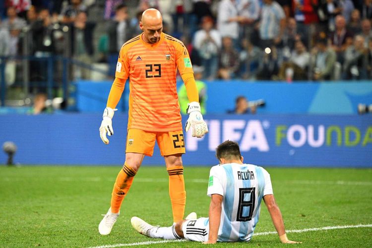 Reaksi Kiper Argentina Willy dan Marcos Acuna seusai Argentina dibobol oleh Kroasia dalam babak penyisihan grup D Piala Dunia 2018, di Nizhny Novgorod, Kamis (21/6/2018) atau Jumat dinihari WIB. Kekalahan dengan skor 3-0 ini membuat Argentina di ujung tanduk.