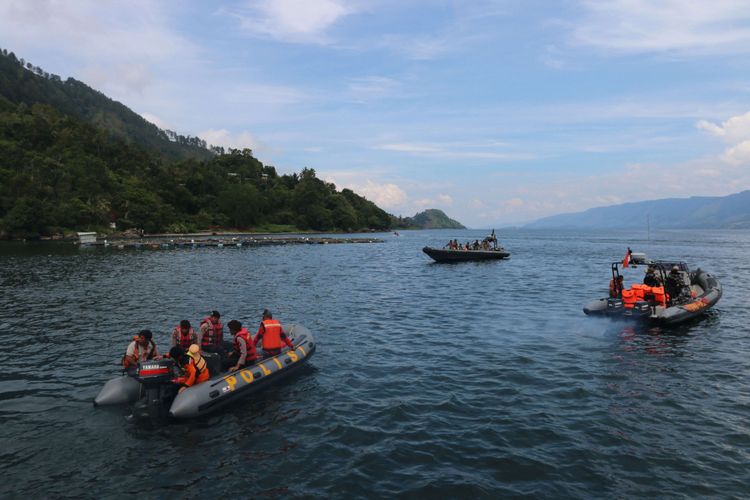 Tim SAR gabungan melakukan proses pencarian korban tenggelamnya KM Sinar Bangun di Danau Toba, Simalungun, Sumatera Utara, Kamis (21/6/2018). Pada hari keempat pasca tenggelamnya KM Sinar Bangun, tim SAR gabungan belum menemukan bangkai kapal dan korban yang hilang,  diduga kapal mengangkut sekitar 193 penumpang berdasarkan laporan yang masuk dari masyrakat.