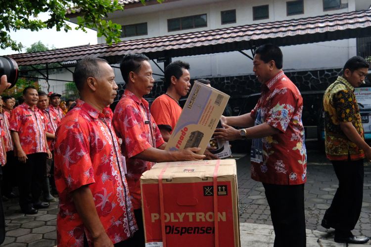 Wali Kota Magelang Sigit Widyonindito membagikan hadiah berupa kulkas dan peralatan rumah tangga lainnya kepada enam karyawannya yang datang disiplin pada hari pertama masuk kerja usai libur lebaran, Kamis (21/6/2018).