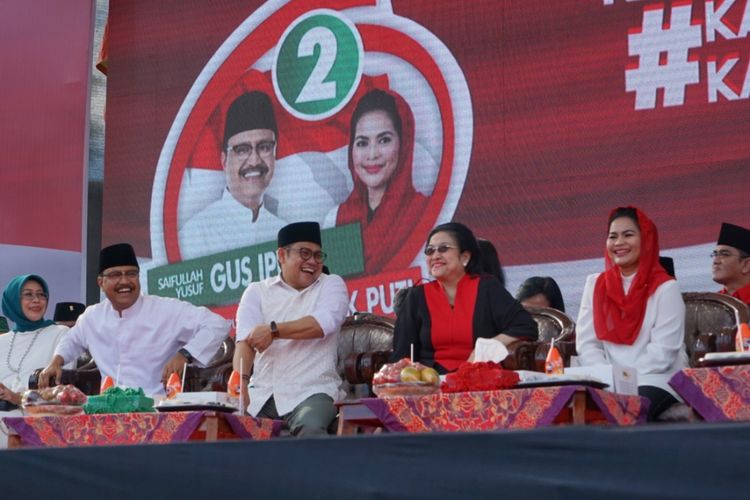 Ketua Umum PDI-Perjuangan Megawati Soekarnoputri dan Ketua Umum Partai Kebangkitan Bangsa (PKB) Muhaimin Iskandar menghadiri kampanye pasangan Saifullah Yusuf (Gus Ipul)-Puti Guntur Soekarno di Lapangan Gulun, Madiun, Jawa Timur, Kamis (21/6/2018).