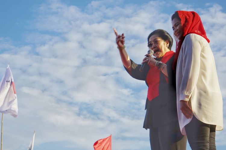Ketua Umum PDI Perjuangan Megawati Soekarnoputri ikut berorasi saat kampanye pasangan calon kepala daerah Jawa Timur Saifullah Yusuf-Puti Guntur Soekarno di Lapangan Gulun, Madiun, Jawa Timur, Kamis (21/6/2018).