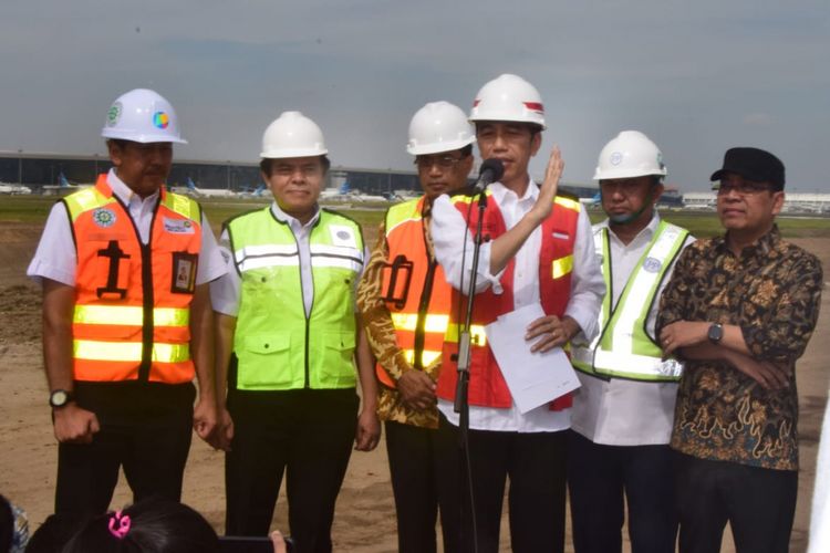 Presiden Joko Widodo meninjau proyek pembangunan di kawasan Bandara Soekarno-Hatta, Kamis (21/6/2018)