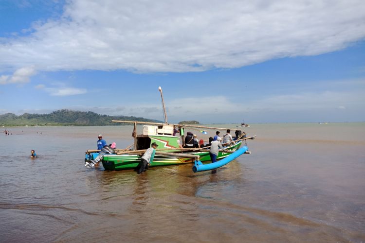 Wisatawan yang akan menyebrang ke Pulau Kunti untuk snorkeling di kawasan Geopark Ciletuh, yang ramai dikunjungi wisatawan saat akhir pekan dan libur sekolah, Sabtu (23/6/2018).