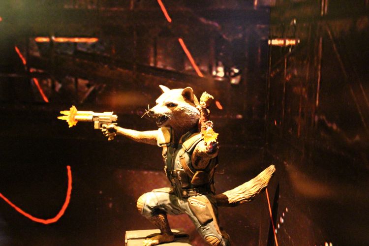 Replika Rocket Racoon di pameran 10 tahun Marvel Studios, ArtScience Museum, Marina Bay Sands, Singapura. 