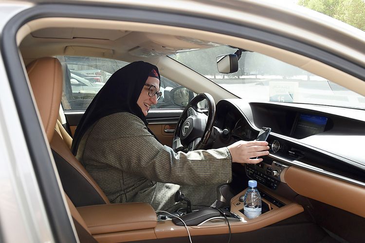 Reem Farahat, seorang karyawan Careem, sebuah layanan penyedia transportasi, bersiap untuk melayani pelanggan menggunakan mobilnya di Ibu Kota Saudi, Riyadh, Minggu (24/6/2018). Momen bersejarah tercipta setelah otoritas Saudi pada 24 Juni waktu setempat resmi mencabut larangan bagi perempuan untuk mengemudi sebagai bagian dari program Putra Mahkota Pangeran Mohammed bin Salman memodernisasi beragam aspek dalam masyarakat Saudi.