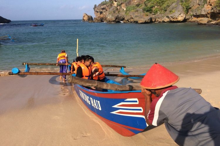 Wisatawan naik Kapal Jukung untuk Berkeliling di Pantai Ngrenehan, Saptosari, Gunungkidul