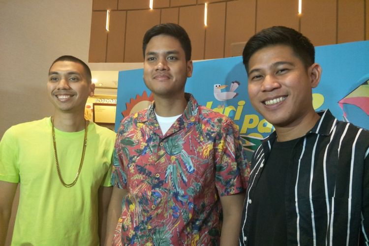 Rayi (kiri) bersama dua personel lain RAN, Nino dan Asta, hadir dalam gala premier film Kulari ke Pantai di Epicentrum Walk XXI, Jakarta Selatan, Sabtu (23/6/2018).