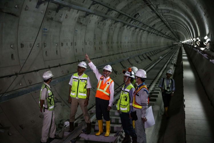 Menteri Luar Negeri Jepang, Taro Kono (rompi oranye) berkunjung ke proyek pengeboran terowongan untuk angkutan massal cepat (Mass Rapid Transit/MRT) di Stasiun Bunderan HI, Jakarta Pusat, Senin (25/6/2018). Kunjungan Menlu Taro Kono ke Indonesia sekaligus menandai 60 tahun hubungan diplomatik Indonesia-Jepang.