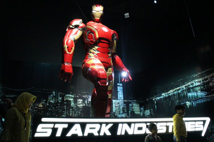 Replika Iron Man di pameran 10 tahun Marvel Studios, ArtScience Museum, Marina Bay Sands, Singapura. 
