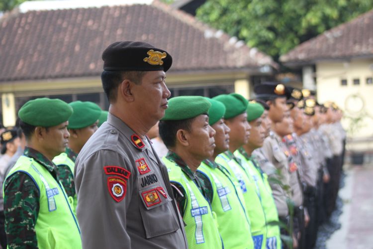 Anggota TNI dan Polri saat mengikuti apel pergeseran pasukan dalam rangka pengamanan TPS Pilkada Jateng 2018, di Mapolres Demak, Senin (25/6/2018) 
