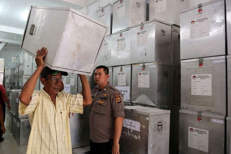 Petugas mengangkat kotak suara untuk Pilkada Bupati dan Wakil Bupati Aceh Selatan di Tapaktuan, Aceh Selatan, Aceh, Senin (25/6/2018). KIP Aceh Selatan mendistribusikan 391 kotak suara ditambah bilik suara dan logistik lainnya untuk menyukseskan Pilkada Serentak 27 Juni.