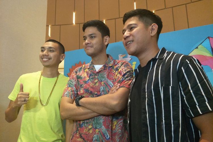 Rayi (kiri) bersama dua personel lain RAN, Nino dan Asta, diujumpai ketika hadir dalam gala premier film Kulari ke Pantai di Epicentrum Walk XXI, Jakarta Selatan, Sabtu (23/6/2018).