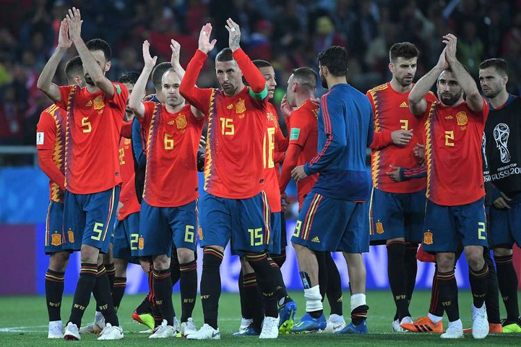 Pemain Spanyol bertepuk tangan menyambut dukungan suporter usai bertanding dengan Maroko pada laga terakhir Grup B Piala Dunia 2018 di Stadion Kaliningrad, Senin (25/6/2018) atau Selasa dini hari WIB. Spanyol lolos ke babak 16 besar sebagai juara Grup B usai menahan imbang Maroko 2-2.