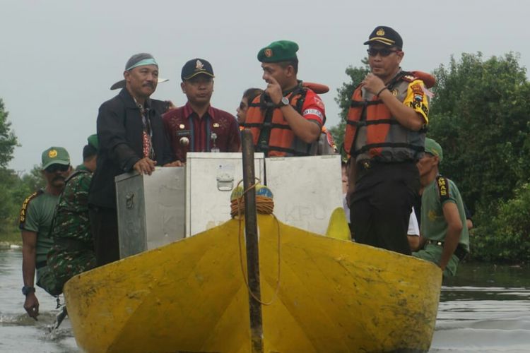 Kapolres Demak AKBP Maesa Soegriwo bersama Komandan Kodim 0716 Demak  Letkol Infantri Abi Kusnianto ikut mengawal distribusi logistik Pilkada Jateng, ke desa yang terisolir, Selasa (26/6/2018)