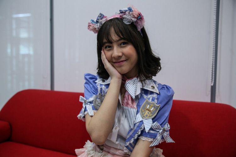 Personel JKT48 Adhisty Zara bertandang ke Kompas.com untuk tampil di acara Selebrasi (Selebritas Beraksi) di Studio Kompas TV, Jakarta, Selasa (26/6/2018).
