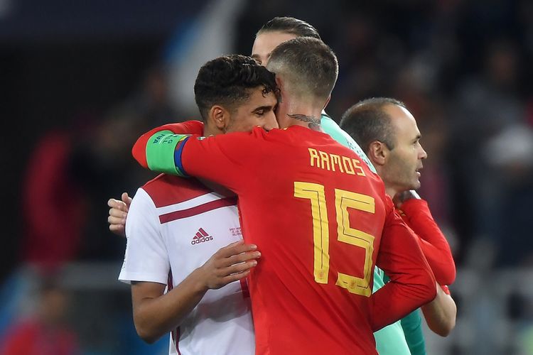 Pemain Spanyol Sergio Ramos (kanan) memeluk pemain Maroko Achraf Hakimi usai bertanding pada laga terakhir Grup B Piala Dunia 2018 di Stadion Kaliningrad, Senin (25/6/2018) atau Selasa dini hari WIB. Spanyol lolos ke babak 16 besar sebagai juara Grup B usai menahan imbang Maroko 2-2.