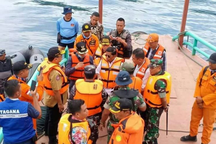 Para petugas pencarian korban tenggelamnya KM Sinar Bangun di perairan Tigaras, Danau Toba, Kabuoaten Simalungun, Senin (25/6/2018).