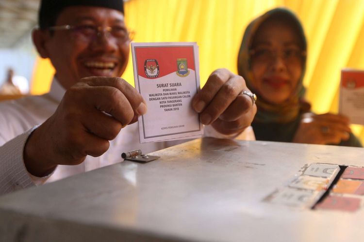 Calon wakil walikota Tangerang Sachrudin bersama istrinya menggunakan hak pilihnya saat Pemilihan Kepala Daerah (Pilkada) serentak 2018 di Tempat Pemungutan Suara (TPS) 18 di Cipondoh, Kota Tangerang, Rabu (27/6/2018). Arief Wismansyah dan Sachrudin menjadi satu-satunya pasangan calon dalam Pemilihan Kepala Daerah (Pilkada) di Kota Tangerang.