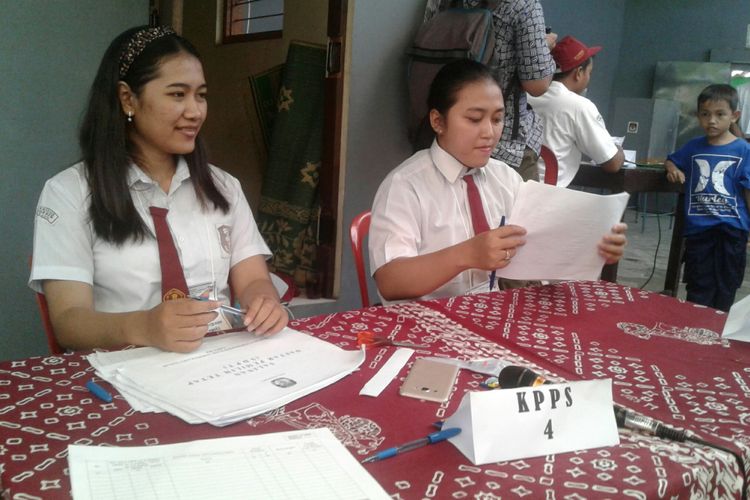 Petugas KPPS TPS 16 Kelurahan Gandekan, Kecamatan Jebres, Solo, Jawa Tengah memakai seragam sekolah dasar (SD), Rabu (27/6/2018).