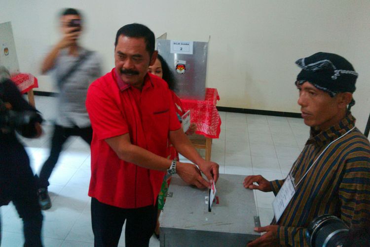Ketua DPC PDI Perjuangan Kota Surakarta sekaligus Wali Kota Surakarta, FX Hadi Rudyatmo mencoblos di TPS 16 Kelurahan Pucangsawit, Kecamatan Jebres, Solo, Jawa Tengah, Rabu (27/6/2018).