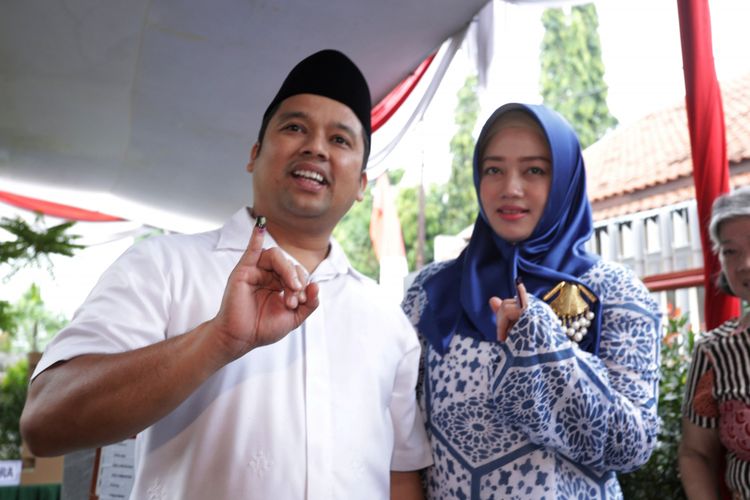 Calon walikota Tangerang Arief Wismansyah bersama istrinya menggunakan hak pilihnya saat Pemilihan Kepala Daerah (Pilkada) serentak 2018 di Tempat Pemungutan Suara (TPS) 18 di Cipondoh, Kota Tangerang, Rabu (27/6/2018). Arief dan Sachrudin menjadi satu-satunya pasangan calon dalam Pemilihan Kepala Daerah (Pilkada) di Kota Tangerang.