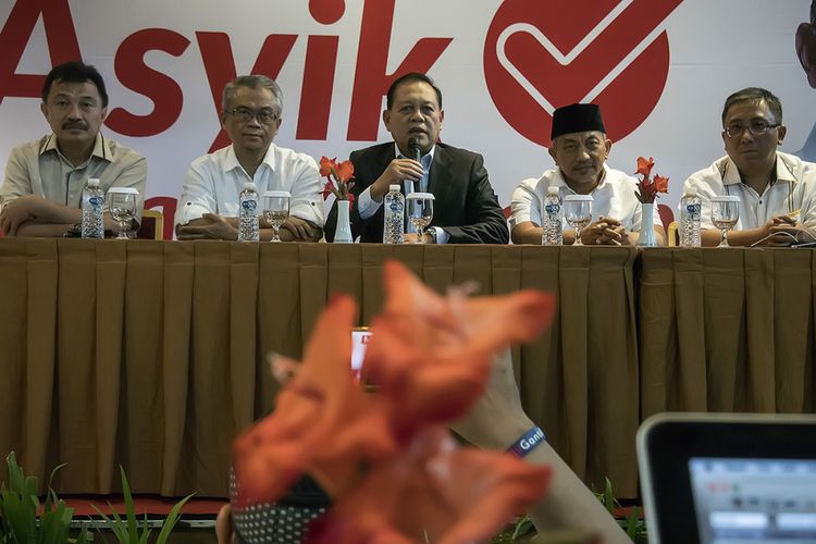 Calon gubernur dan calon wakil gubernur Jawa Barat nomor urut tiga Sudrajat (tengah) dan Ahmad Syaikhu (kedua kanan) didampingi Ketua DPP Partai Keadilan Sejahtera Tate Qomaruddin (kedua kiri) memberikan keterangan pers hasil hitung cepat Pilgub Jawa Barat 2018 di Hotel Preanger, Bandung, Jawa Barat, Rabu (27/6/2018). Pasangan Sudrajat-Ahmad Syaikhu menyatakan tetap menunggu real count dari hasil rekapitulasi KPU Jawa Barat serta tetap optimistis menang Pilgub Jawa Barat 2018.