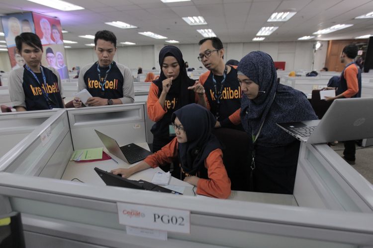 Suasana di dalam war room quick count Litbang Kompas, Palmerah, Jakarta, Rabu (27/6/2018). Ruangan ini terbagi dalam 3 kompartemen utama yang mewakili tiga wilayah yang dilakukan hitung cepat, yaitu kompartemen Jawa Barat, Jawa Tengah dan Jawa Timur.