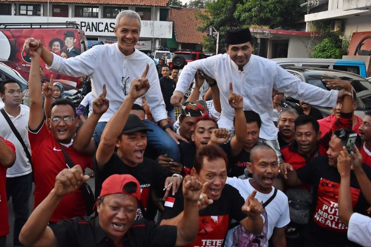 Calon gubernur dan calon wakil gubernur Jawa Tengah Ganjar Pranowo (kiri) dan Taj Yasin dipanggul para pendukung merayakan keunggulan dalam hitung cepat Pilkada Jateng 2018 versi sejumlah lembaga survei  di Kantor DPD PDI Perjuangan Jateng, Semarang, Jawa Tengah, Rabu (27/6). Hitung cepat versi sejumlah lembaga survei menyatakan keunggulan Ganjar-Yasin atas rival mereka, Sudirman Said dan Ida Fuziyah. ANTARA FOTO/Aditya Pradana Putra/pd/18.