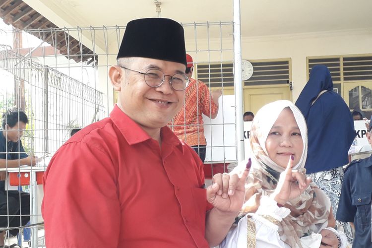Calon Wakil Walikota Bekas Adhy Firdaus saat melakukan pencoblosan di TPS 093 Kelurahan Jakasampurna Bekasi bersama sang istri 