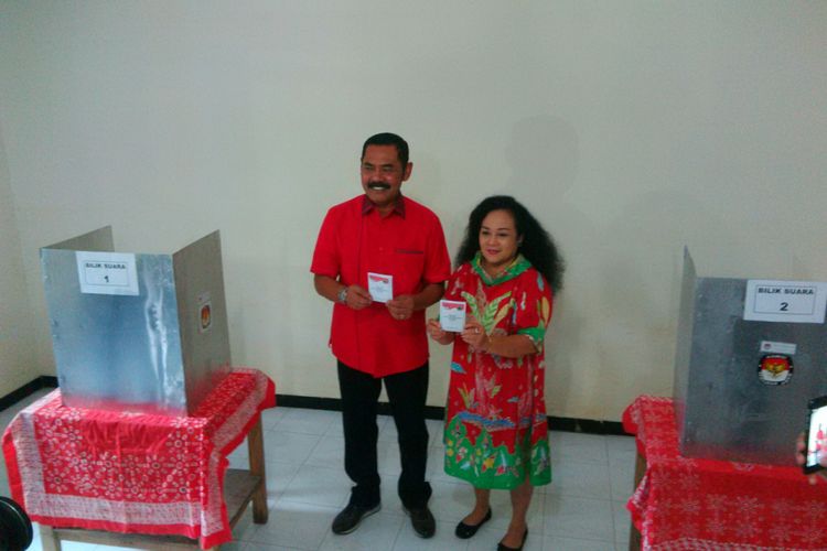 Wali Kota Surakarta FX Hadi Rudyatmo dan istri, Elizabeth Endang P, menggunakan hak pilihnya di TPS 16, RT 002/ RW 009 Kelurahan Pucangsawit, Kecamatan Jebres, Solo, Jawa Tengah, Rabu (27/6/2018). 