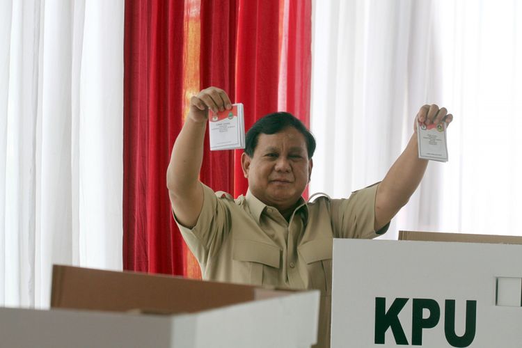 Ketua Umum Partai Gerindra Prabowo Subianto menunjukkan kertas suara saat akan memberikan hak suara dalam Pilkada Serentak 2018 di TPS 017 Bojong Koneng, Bababakan Madang,  Bogor, Jawa Barat, Rabu (27/6).  Prabowo memberikan hak suara pada Pilbub Kabupaten Bogor dan Pilgub Jawa Barat dalam Pilkada Serentak 2018. ANTARA FOTO/Yulius Satria Wijaya/ama/18.