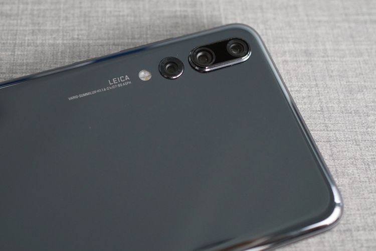 Kamera belakang Huawei P20 Pro ada tiga dengan kemampuan berbeda, menggunakan optik Leica.