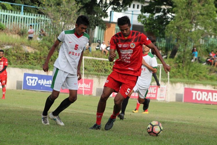 Pemain Semen Padang Novrianto (kanan) menahan hadangan pemain PSBS dalam laga uji coba