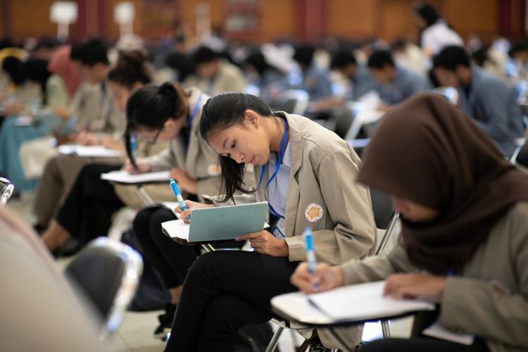 Tes seleksi Djarum Beasiswa Plus di Yogyakarta diikuti oleh ratusan mahasiswa yang memenuhi beberapa persyaratan antara lain; memiliki IPK minimal 3,00 dan aktif berorganisasi.