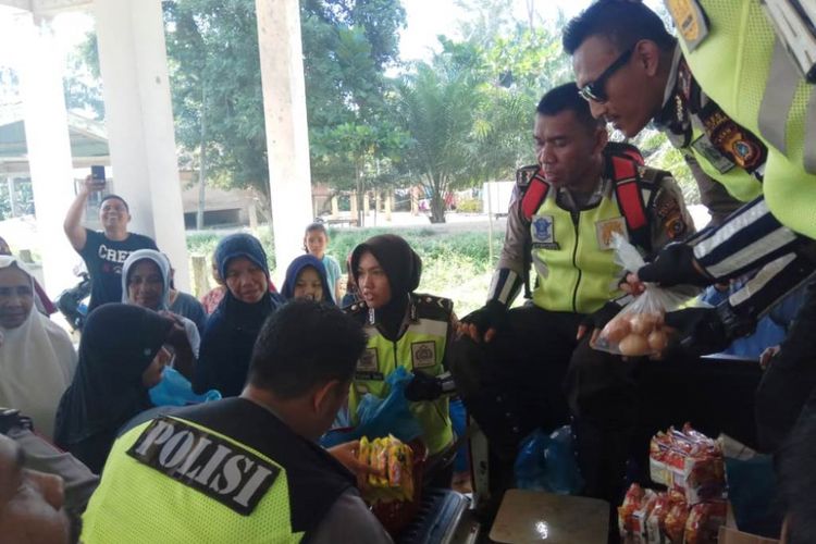 Polisi menjual sembako murah di Desa Batee Uleu, Kecamatan Cot Girek, Kabupaten Aceh Utara, Jumat (29/6/2016). 