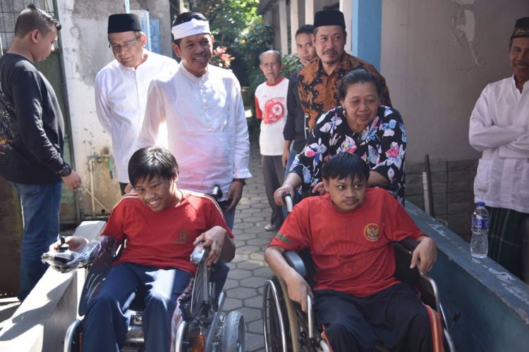 Dedi Mulyadi saat memberikan kursi roda untuk anak disabilitas, Muhammad Bahrudin Yusuf (25) dan Priyo Suprapto (28) di Kota Bandung.