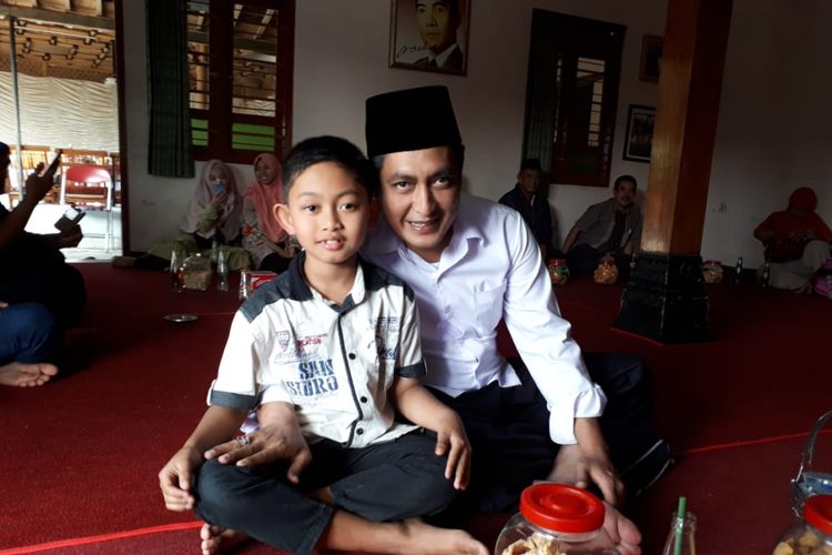 Fabim (8) dan calon bupati Magelang Zaenal Arifin saat bertemu di rumah pribadi Zaenal Arifin di Desa Bawang, Kecamatan Pakis, Kabupaten Magelang, Sabtu (16/6/2018) lalu.
