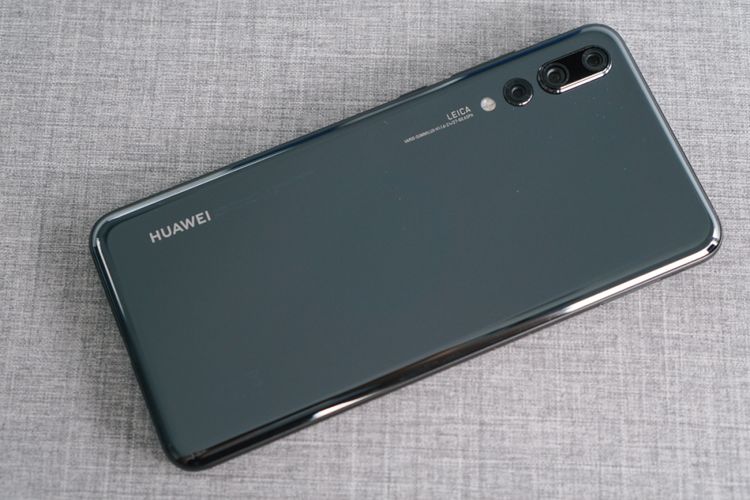 Punggung P20 Pro berlapis kaca yang sangat mengilap sehingga mudah ternoda sidik jari. P20 Pro dalam foto merupakan varian warna hitam.
