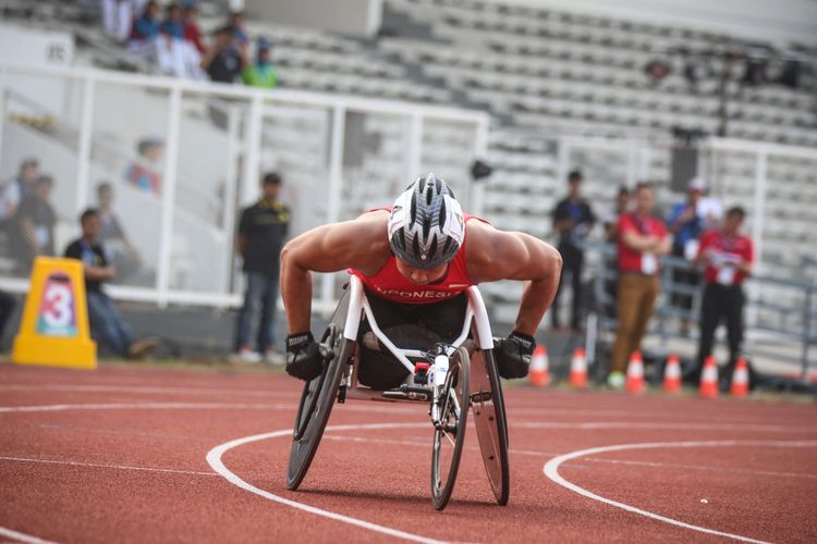 Atlet difabel Indonesia, Jaenal Aripin, memacu kursi roda balap saat test event Para Games Invitational Tournament di Stadion Madya Kawasan Gelora Bung Karno, Senayan, Jakarta Pusat, Sabtu (30/6/2018).