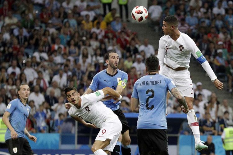 Pemain Portugal Cristiano Ronaldo menyundul bola pada laga babak 16 besar Piala Dunia 2018 melawan Uruguay di Stadion Olimpiade Fisht, Sabtu (30/6/2018) atau Minggu dini hari WIB. Portugal gagal lolos ke babak perempat final setelah ditaklukkan Uruguay dengan skor 2-1.