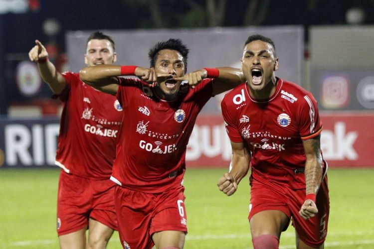 Pemain Persija Jakarta Jammerson Da Silva (kanan)  melakukan selebrasi usai mencetak gol pertama pada laga liga 1 2018 di Stadion PTIK, Jakarta, Sabtu (30/6/2018). Persija berhasil menaklukan Persib dengan skor 1-0.